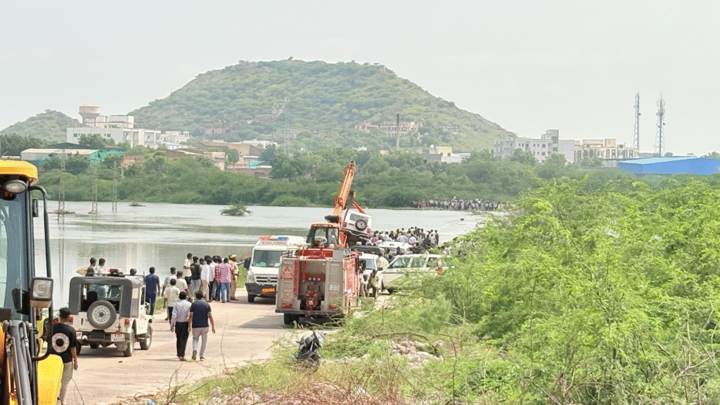 बालोतरा: लूनी नदी में बोलेरो डूबने से बड़ा हादसा – तीन की मौत, तीन लापता, दो को बचाया गया 24 Balotra News Photo